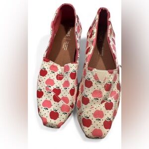 TOMS VENICE COLLECTION APPLE PRINT SLIP ON  ( RARE PRINT )